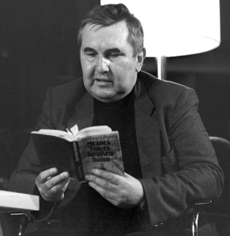 Der Schriftsteller Eberhard Panitz liest aus seinem Buch 'Meines Vaters Straßenbahn' auf dem Literaturball in Berlin.