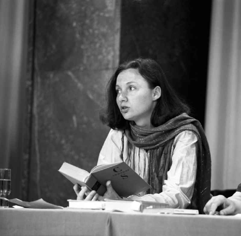 Die Schauspielerin Margrit Straßburger auf einer Lesung im Sternfoyer der Volksbühne in Berlin.