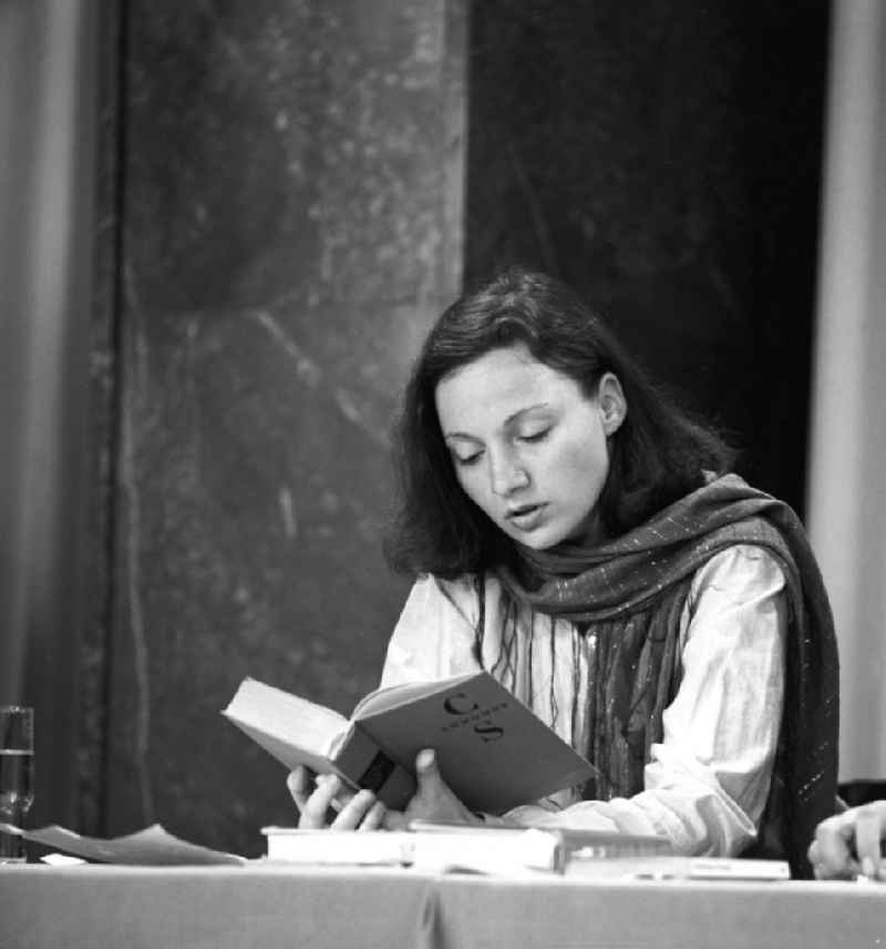 Die Schauspielerin Margrit Straßburger auf einer Lesung im Sternfoyer der Volksbühne in Berlin.