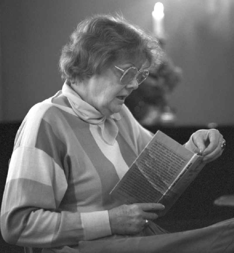 Die Schriftstellerin Eva Zeller auf einer Lesung im Gohliser Schlösschen in Leipzig.