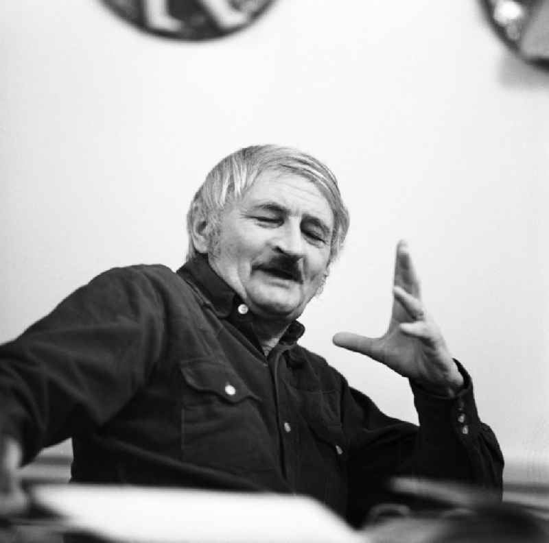 Der ungarische Schriftsteller Almos Csongar auf einer Lesung in der DDR.