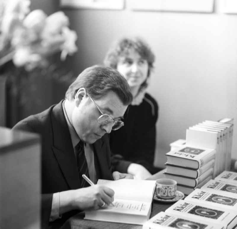 Der Schriftsteller Klaus Günzel signiert sein neues Kleist-Buch auf einer Lesung in der Kleist-Buchhandlung in Berlin.
