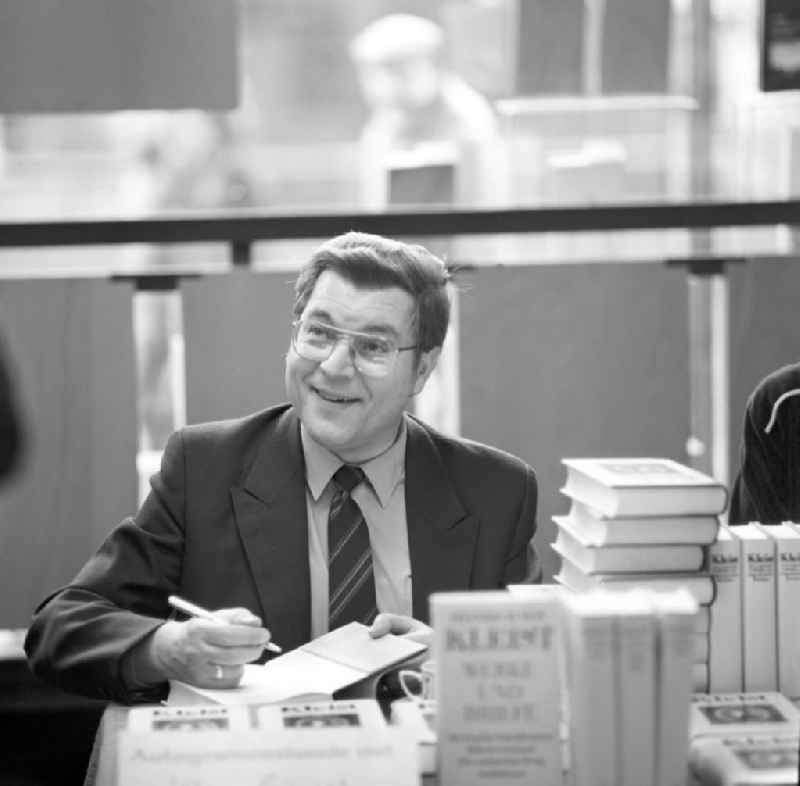 Der Schriftsteller Klaus Günzel signiert sein neues Kleist-Buch auf einer Lesung in der Kleist-Buchhandlung in Berlin.