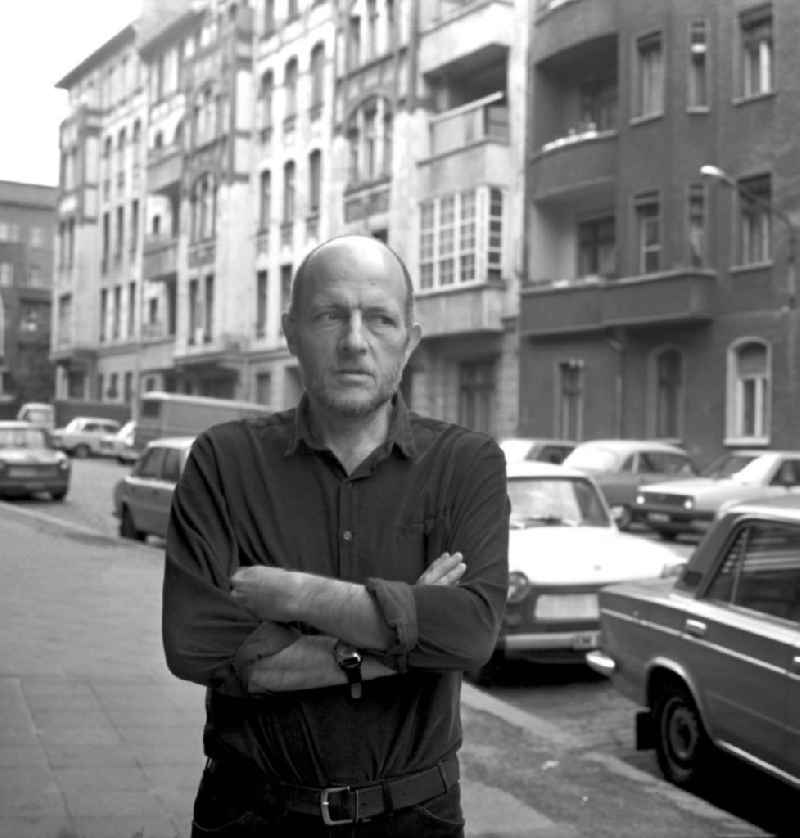 Der Schriftsteller Rudolf Kiefert vor seiner Wohnung in Berlin.