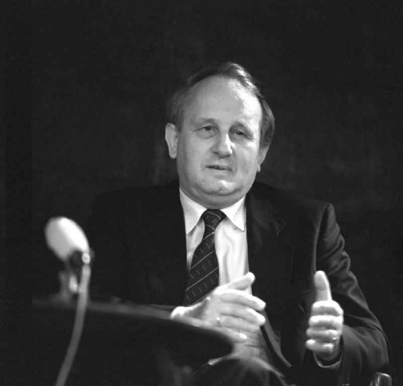 Der polnische Schriftsteller Leslaw Bartelski auf einer Veranstaltung in der DDR.