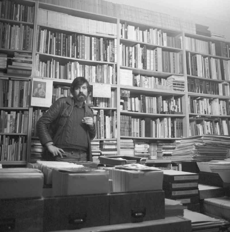 Der Fotograf Klaus Morgenstern bei einem Selbstporträt in seinem Arbeitszimmer in Berlin.