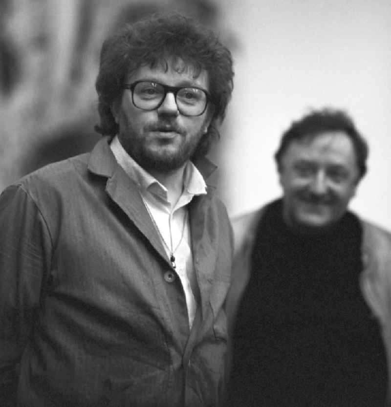 Der Holzgestalter Hans Brockhage (r.) und der Maler Gregor-Torsten Kozik auf einer Ausstellung in der Galerie Unter den Linden (UdL) in Berlin.