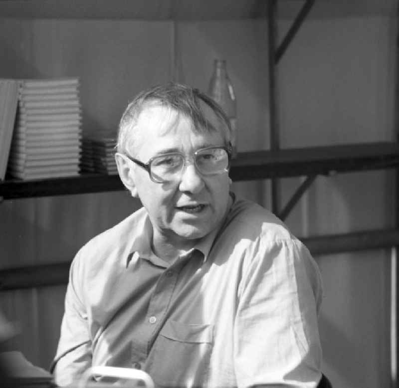 Der Schriftsteller Gerhard Holtz-Baumert auf einem Schriftstellerbasar.