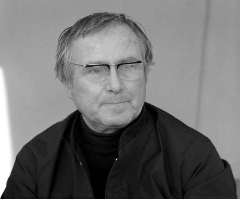 Der Schriftsteller Günther Cwojdrak auf einem Schriftstellerbasar.