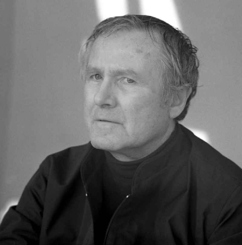 Der Schriftsteller Günther Cwojdrak auf einem Schriftstellerbasar.