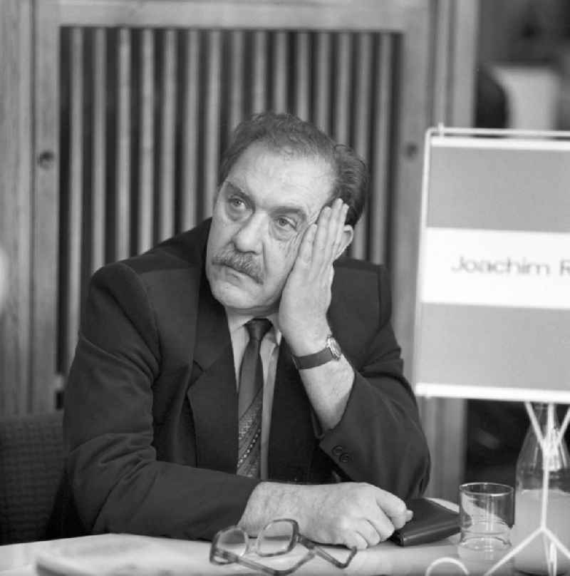Der Schriftsteller Joachim Rähmer auf dem Schriftstellerbasar in Halle.