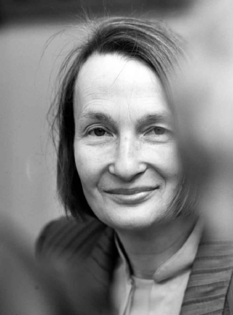 Die Schriftstellerin Rosemarie Schuder ( verheiratete: Rosemarie Hirsch ) auf einem Schriftstellerbasar.