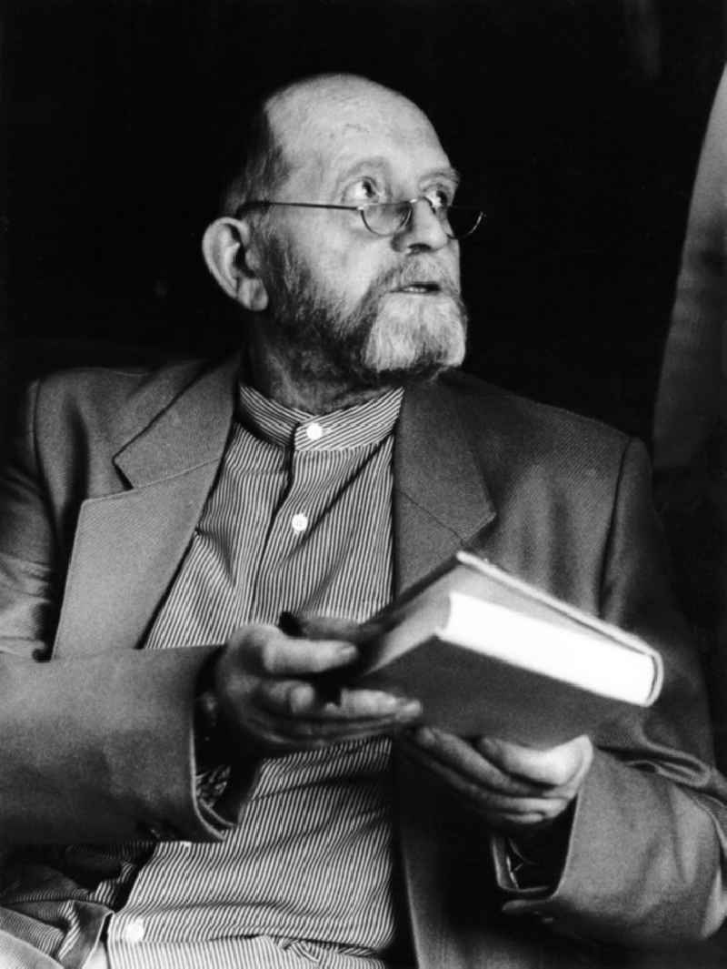 Der Schriftsteller Erwin Strittmatter bei einer Lesung.