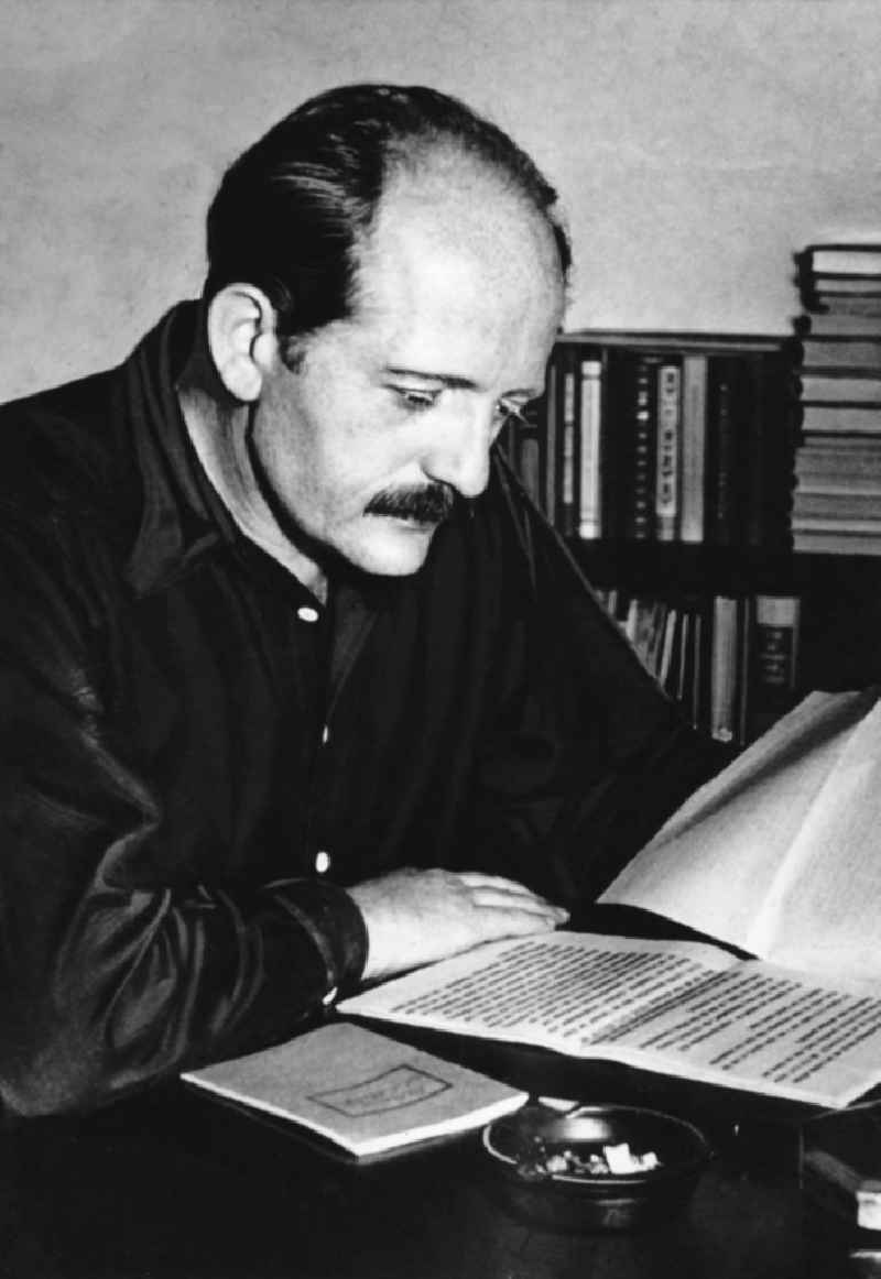 Der Schriftsteller Erwin Strittmatter bei einer Lesung.