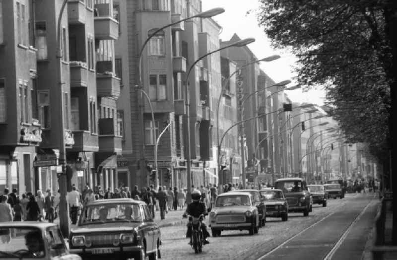 Straßenverkehr mit Autos bzw. Krafträder vom Typ u.a. Wartburg, Trabant, Barkas, Simson auf der Schönhauser Allee im Berliner Stadtteil Prenzlauer Berg.