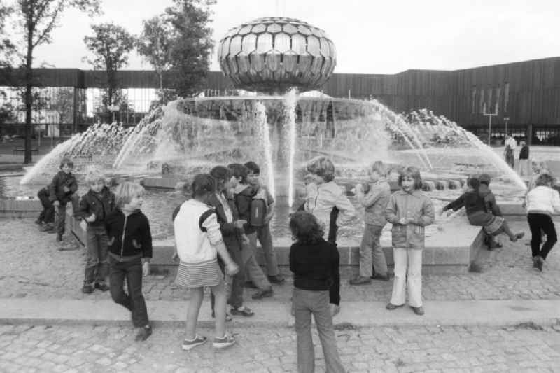 Kinder am Sprinbrunnen am Pionierpalast Ernst Thälmann im Pionierpark in der Wuhlheide im Berliner Stadtteil Oberschöneweide.