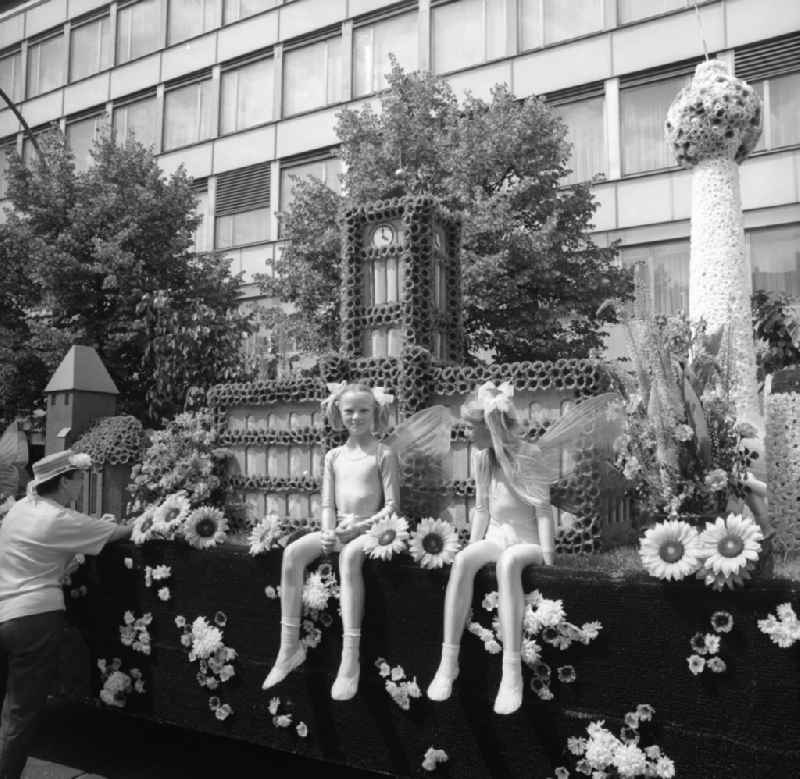 Festumzugswagen mit dem Berliner Fernsehturm und dem Rotem Rathaus aus Blumengesteck und zwei Mädchen als Feen verkleidet nach dem Festumzug am Rande der Feierlichkeiten zur 75