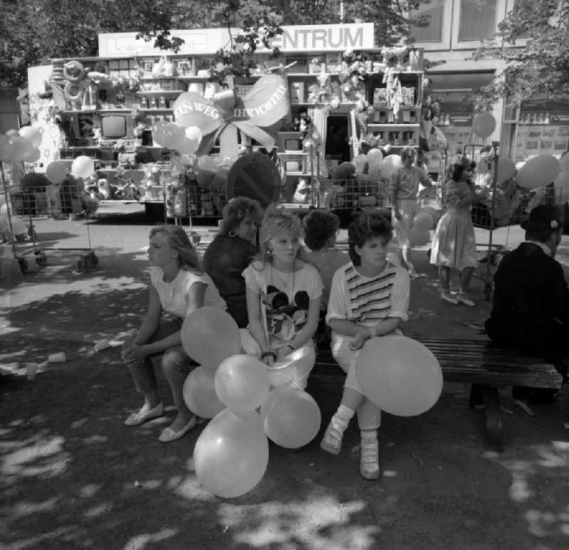 Besucher mit Luftballons am Rande der Feierlichkeiten zur 75