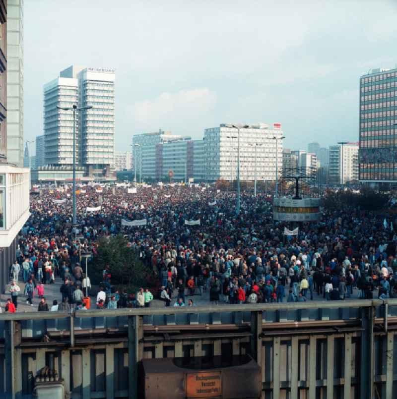 On 4 November came on the Alexanderplatz in Berlin with about a million subscribers to the largest demonstration in the history of the GDR