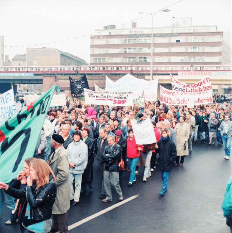 On 4 November demonstrated about a million GDR citizens for reforms at the street Karl-Liebknecht-Strasse