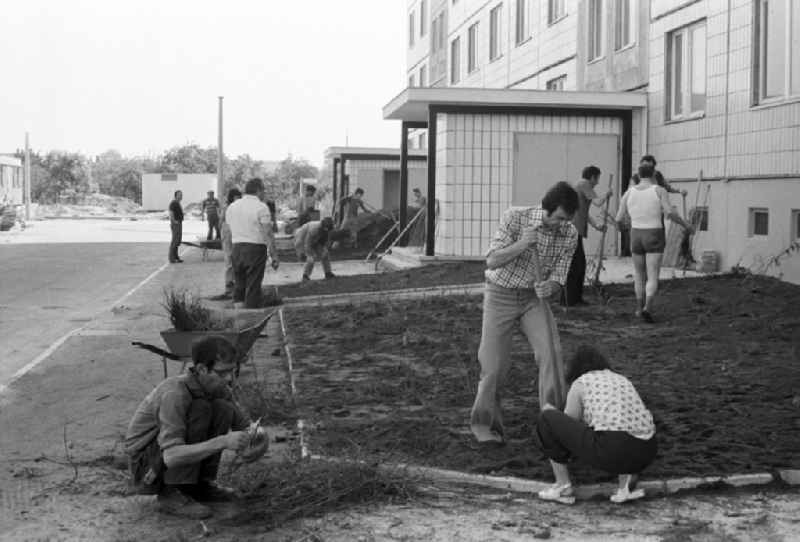 The inhabitants of the recently built development area Marzahn replant the green spaces in front of their houses. Under the slogan ' Mach mit! ' GDR citizens were persuaded to do something voluntarily and without pay for the improvement of housing conditions