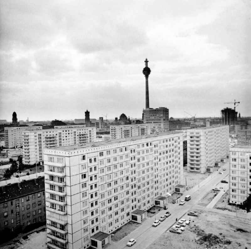 Residential or multi-family homes and the currently under construction TV tower in Berlin-Mitte. Bestmögliche Qualität nach Vorlage!