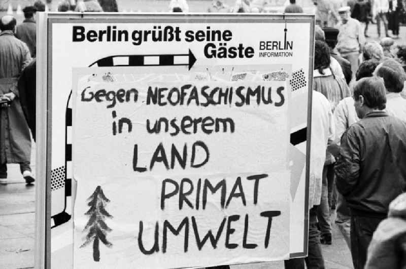 A sign reading 'Berlin greets his guests - Against neo-fascism in our country primacy environment' in Berlin-Mitte