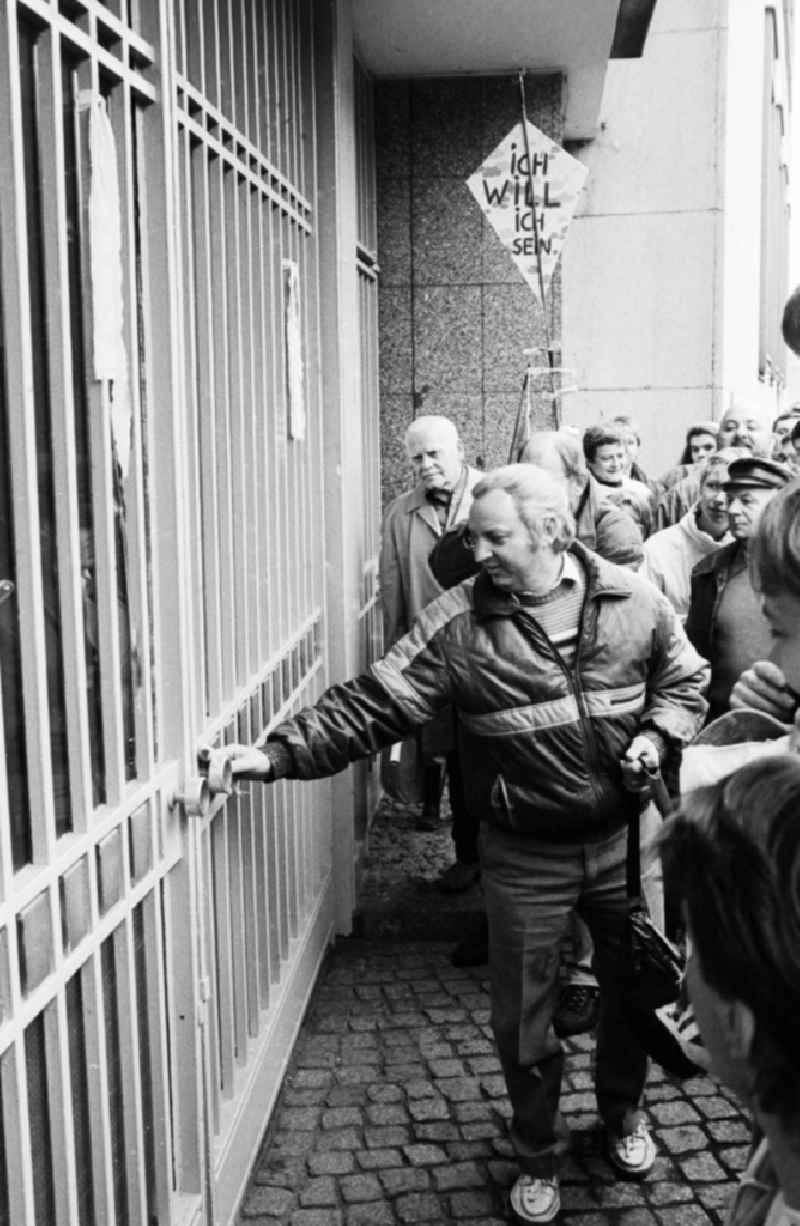 Groß- Demonstration von zehntausenden Bürgern in der Innenstadt des Zentrums in Ost- Berlin- Hauptstadt der DDR. Plakate mit zum Teil sehr originell formulierten politischen Forderungen werden gezeigt.// Great demonstration of tens of thousands of East Germans  in East- Berlin- the capital of East Germany.
