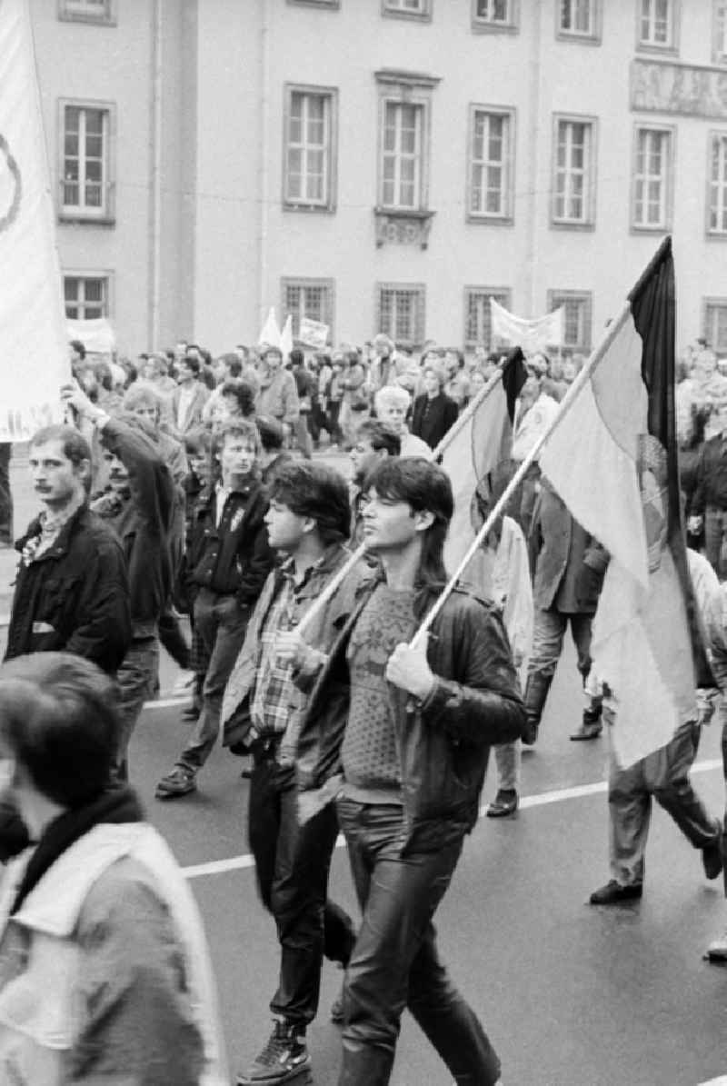 Groß- Demonstration von zehntausenden Bürgern in der Innenstadt des Zentrums in Ost- Berlin- Hauptstadt der DDR. Plakate mit zum Teil sehr originell formulierten politischen Forderungen werden gezeigt.// Great demonstration of tens of thousands of East Germans  in East- Berlin- the capital of East Germany.