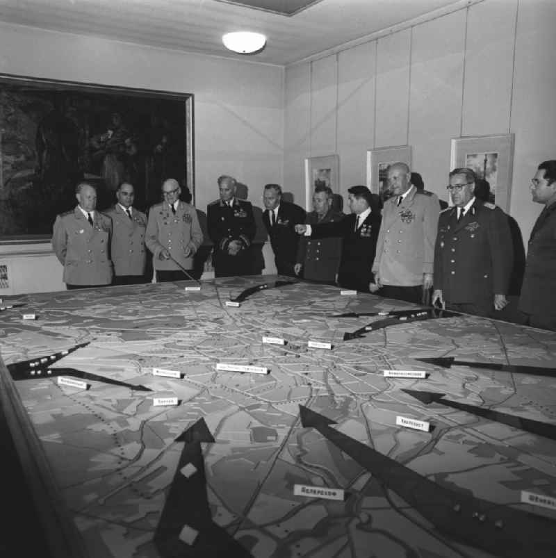 Generals and admirals of the GSFG Group of Soviet Forces and a general of the People's Police of the GDR in front of a city model of Berlin in the museum of unconditional surrender of Nazi Germany in the Great Patriotic War, today's German-Russian Museum Berlin-Karlhorst. Bestmögliche Qualität nach Vorlage!