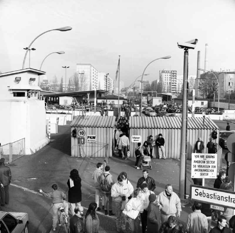 Border checkpoint Heinrich-Heine-Straße shortly after the Wall came down. GDR citizens flock en masse across the border to West Berlin