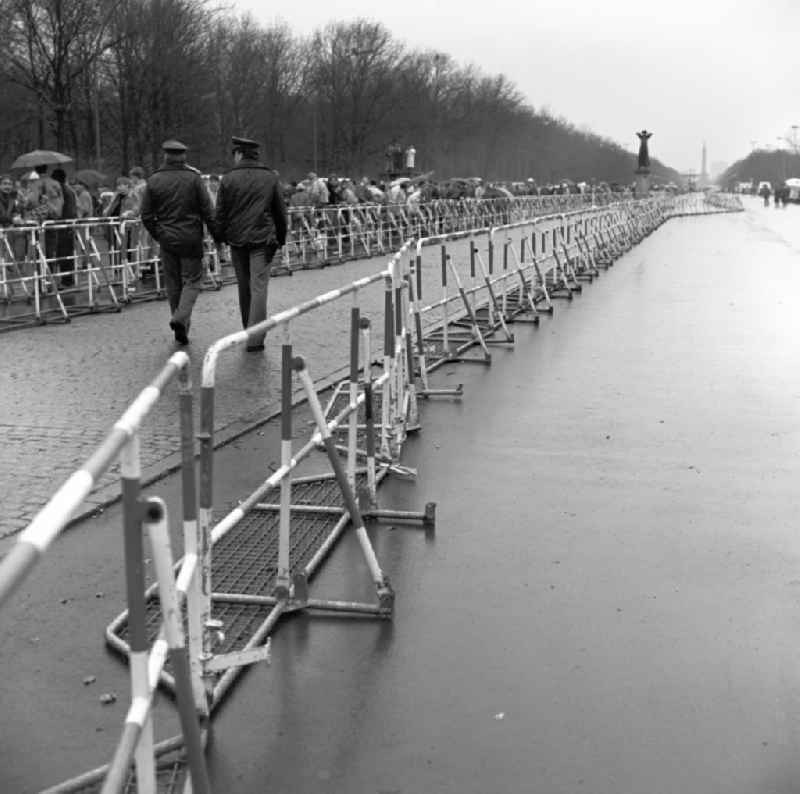 Happening around the Brandenburg Gate shortly before the opening on the occasion of the Berlin Wall in November 1989 in Berlin. Barriers on the 17th of June Street, Strasse des 17. Juni