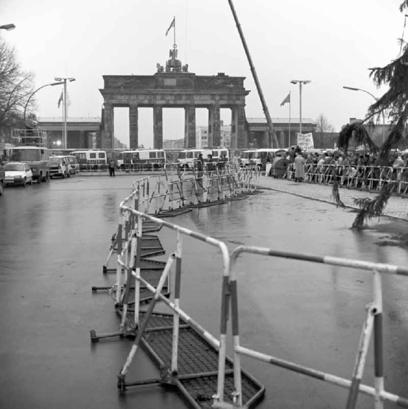 Happening around the Brandenburg Gate shortly before the opening on the occasion of the Berlin Wall in November 1989 in Berlin. Barriers on the 17th of June Street, Strasse des 17. Juni