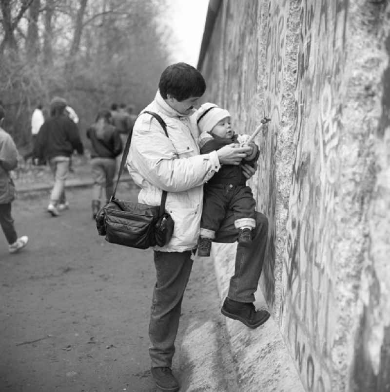 Wallpeckers, to see a man with a toddler and Hammer, near the Brandenburg Gate in Berlin