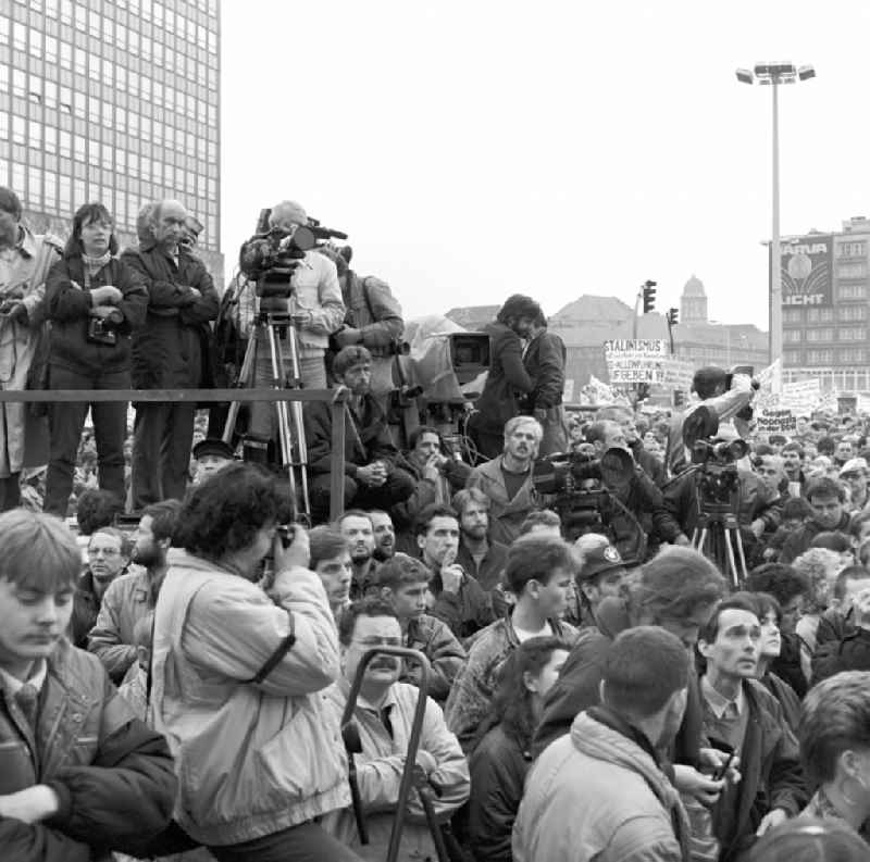 On 4 November 1989 came on the Alexanderplatz in Berlin with about a million subscribers to the largest demonstration in the history of the GDR