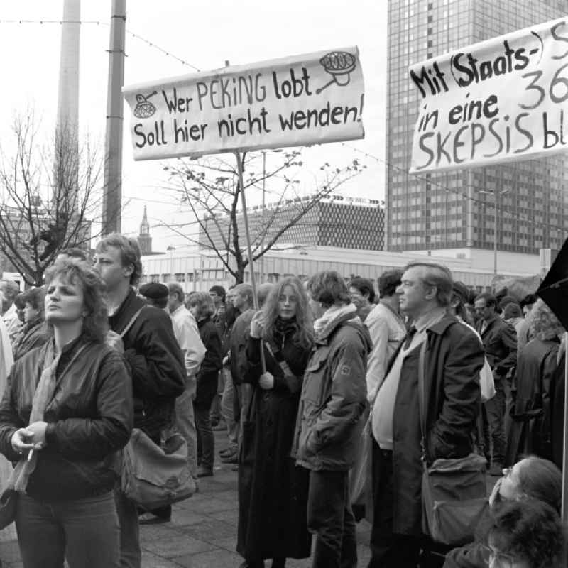GDR citizens on the big demonstration with their self-designed posters. On 4 November 1989 came on the Alexanderplatz in Berlin with about a million subscribers to the largest demonstration in the history of the GDR