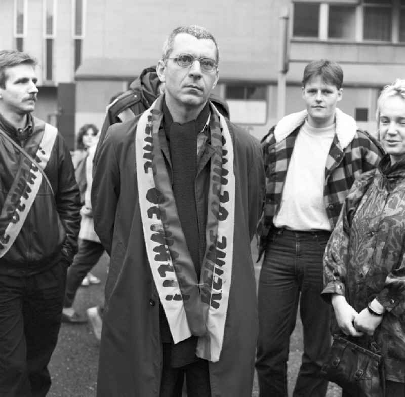 A man carries a banner around his neck with the words 'No violence!'. On 4 November 1989 came on the Alexanderplatz in Berlin with about a million subscribers to the largest demonstration in the history of the GDR