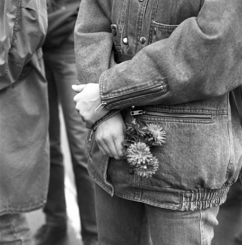 Flowers in hand as a symbol of peace and freedom. On 4 November 1989 came on the Alexanderplatz in Berlin with about a million subscribers to the largest demonstration in the history of the GDR
