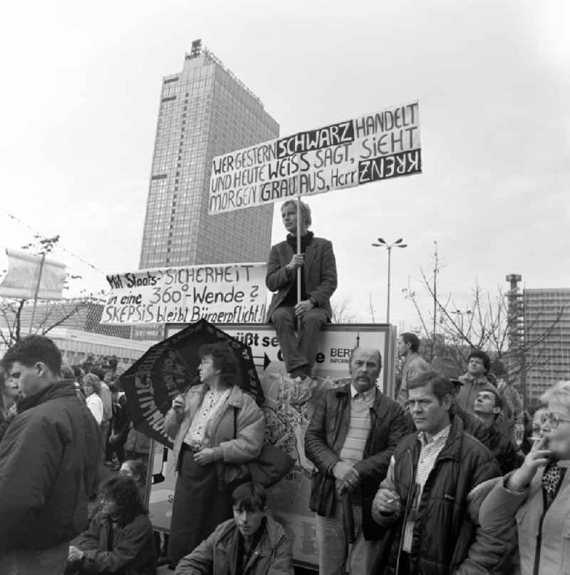 On 4 November 1989 came on the Alexanderplatz in Berlin with about a million subscribers to the largest demonstration in the history of the GDR. Participants with posters and banners stand together