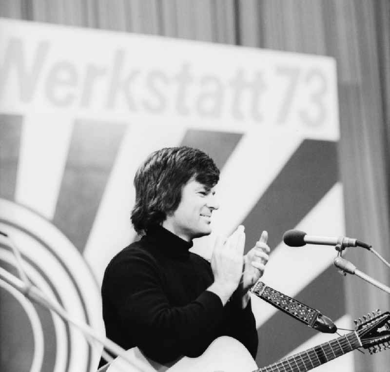 Singer Dean Reed with guitar on the final concert of the 'Werktatt 73' FDJ-singing clubs in the movie theater Kosmos in Berlin-Friedrichshain