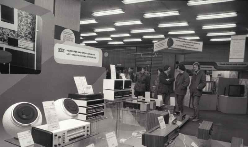 Such as radios, stereos, speakers and Turntable  - sales exhibition at the department store in East Berlin, the products are on display for customers. Foto: ddrbildarchiv.de Test