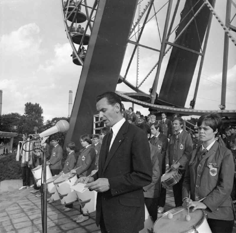 Opening of the VEB cultural park Plaenterwald in Berlin-Treptow. Representatives of the SED party holds a speech in front of the Ferris wheel. After the turnaround the park was called Spree Park Berlin