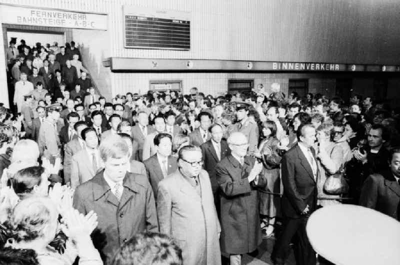 View to receiving the state visit of the President of the Democratic People's Republic of Korea (North Korea) Kim Il-sung in the hall of the foyer of the station Ostbahnhof in Friedrichshain in Berlin - capital of the GDR (German Democratic Republic)
