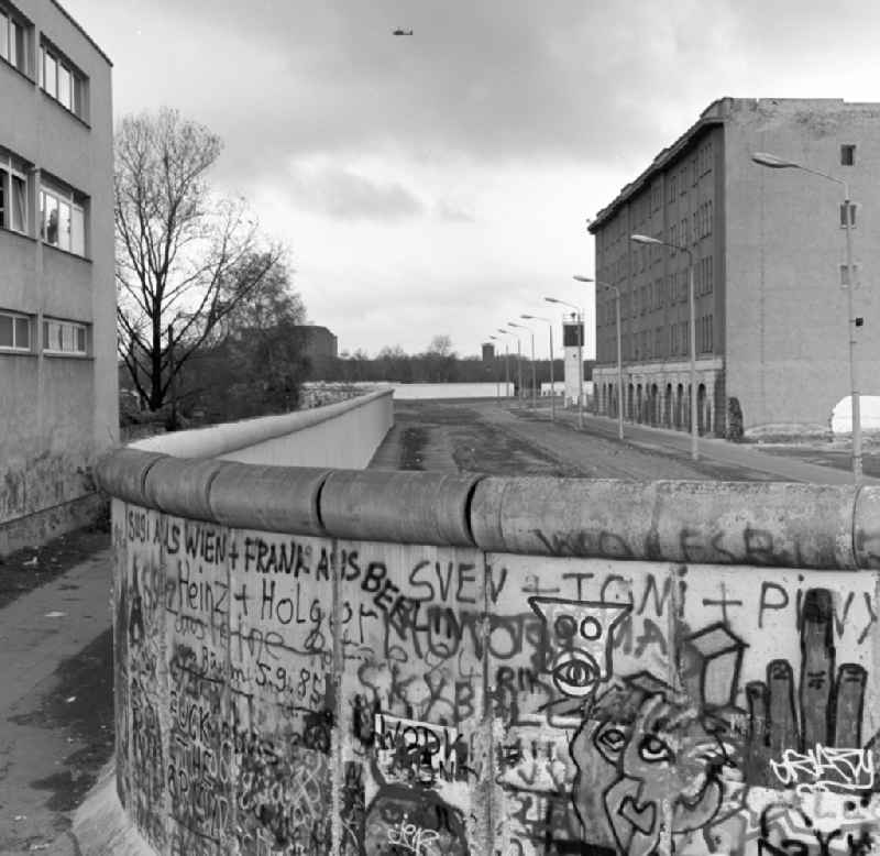 Look at the course of the Berlin Wall in Zimmerstrasse