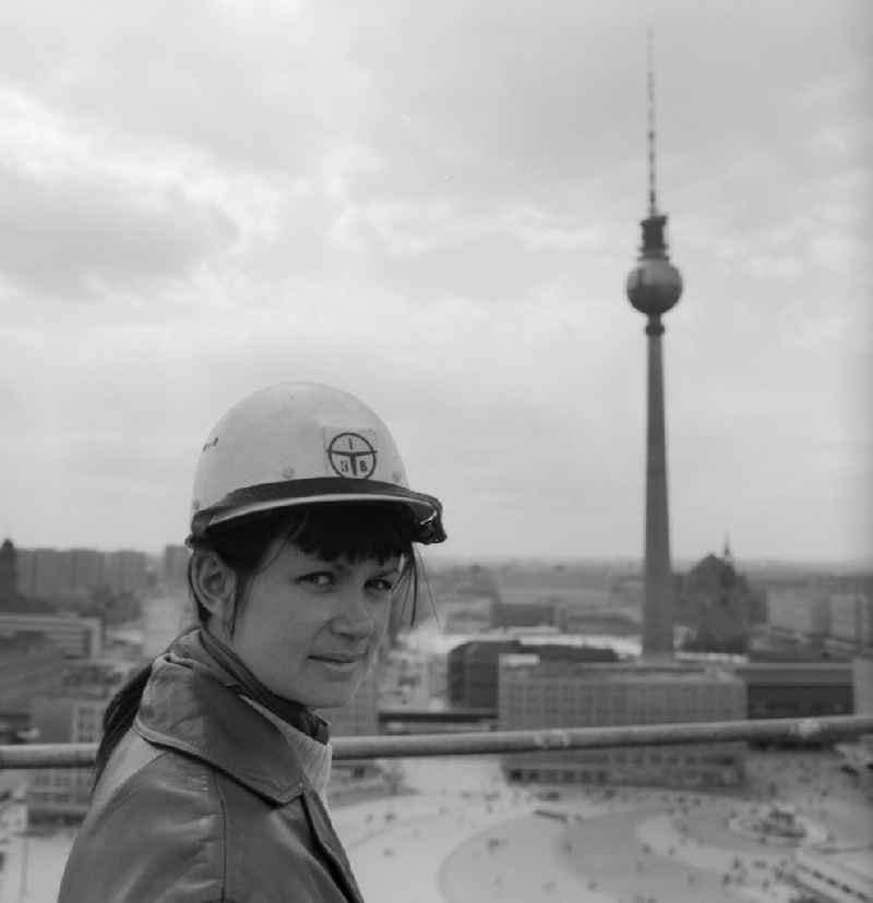 Inge Uhlenhut, Frau des bekannten Fotografen Manfred Uhlenhut auf einer Baustelle des VE Bau- und Montagekombinat Ingenieurhochbau (IHB) am Alexanderplatz in Berlin - Mitte. Im Hintergrund steht der Berliner Fernsehturm