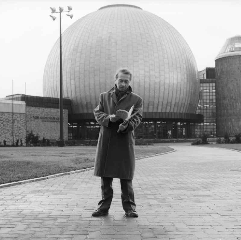 Professor Dr. sc. Dieter Bernhard Herrmann before the Zeiss Planetarium in Berlin. In 1985, he laid the foundations for the Zeiss Planetarium. He led from 1976 to 20