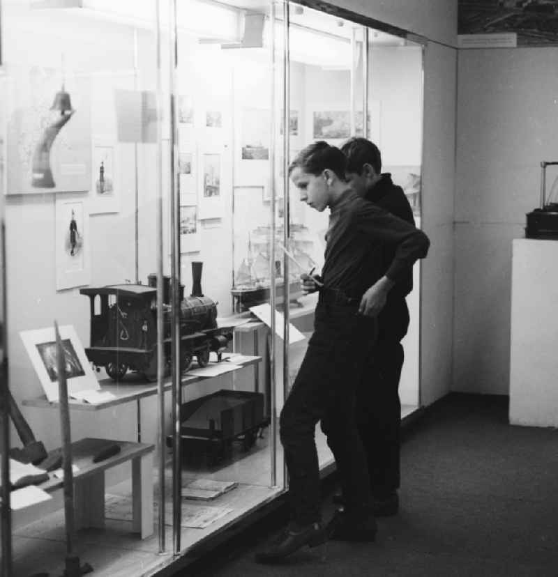 Young people at the Museum of German History in Berlin. Here are two young men in front of a display case with objects on display in the course of industrialization