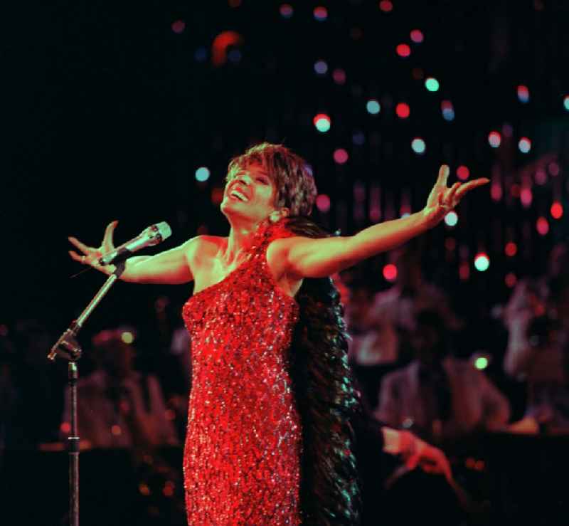 British singer Shirley Bassey Veronica performing at the Friedrichstadt Palace in Berlin. She is best known as an interpreter, inter alia, three theme songs to the James Bond films. One of the most famous interpretations of her songs is 'Goldfinger'