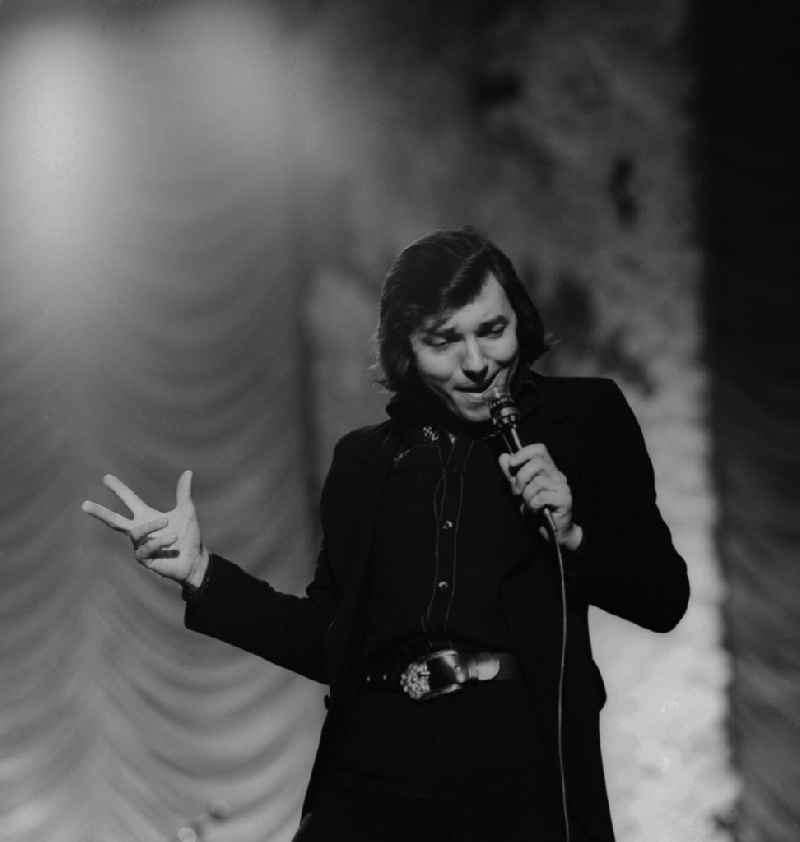 The Czech singer Karel Gott during the guest performance at the Palace of the Republic in Berlin. It is also called the 'Golden Voice of Prague'