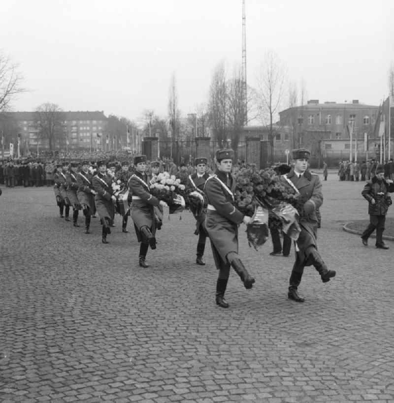 Wreath laying by NVA soldiers in the cemetery of the Socialists in the Central Cemetery Friedrichsfelde in Berlin-Lichtenberg